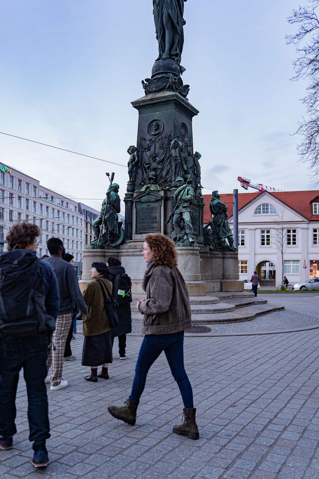 Vor dem Siegesdenkmal, das an den deutsch-französischen Krieg 1870/71 erinnern soll.
Foto: Sévérine Kpoti, © Biennale für Freiburg 2