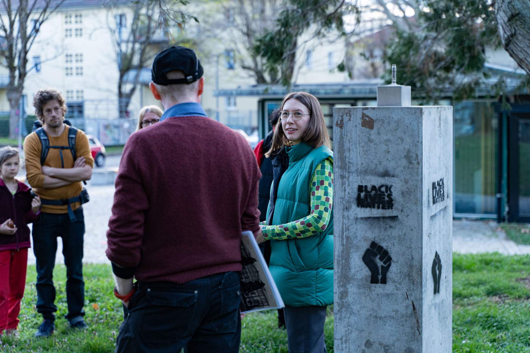 Heiko Wegmann (Freiburg Postkolonial) und Paula Kommoss (Künstlerische Leiterin, Biennale für Freiburg 2) beginnen das Pflaster vor dem unvollständigen Alexander Ecker Denkmal.
Foto: Sévérine Kpoti, © Biennale für Freiburg 2