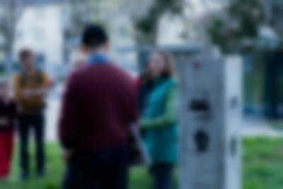 Heiko Wegmann (Freiburg Postkolonial) und Paula Kommoss (Künstlerische Leiterin, Biennale für Freiburg 2) beginnen das Pflaster vor dem unvollständigen Alexander Ecker Denkmal.
Foto: Sévérine Kpoti, © Biennale für Freiburg 2