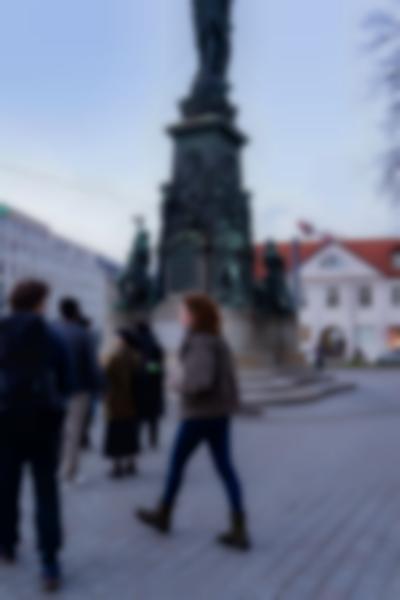 Vor dem Siegesdenkmal, das an den deutsch-französischen Krieg 1870/71 erinnern soll.
Foto: Sévérine Kpoti, © Biennale für Freiburg 2