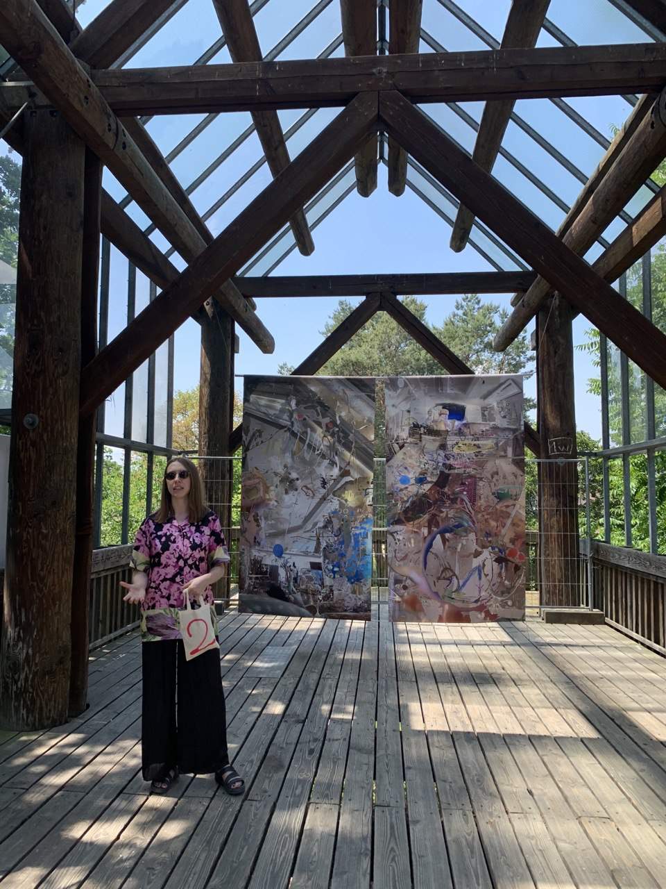 Paula Kommoss (Künstlerische Leiterin, Biennale für Freiburg 2) kontextualisiert die Werke von Maryam Ghasemi im Forsthaus.
Foto: © Biennale für Freiburg 2