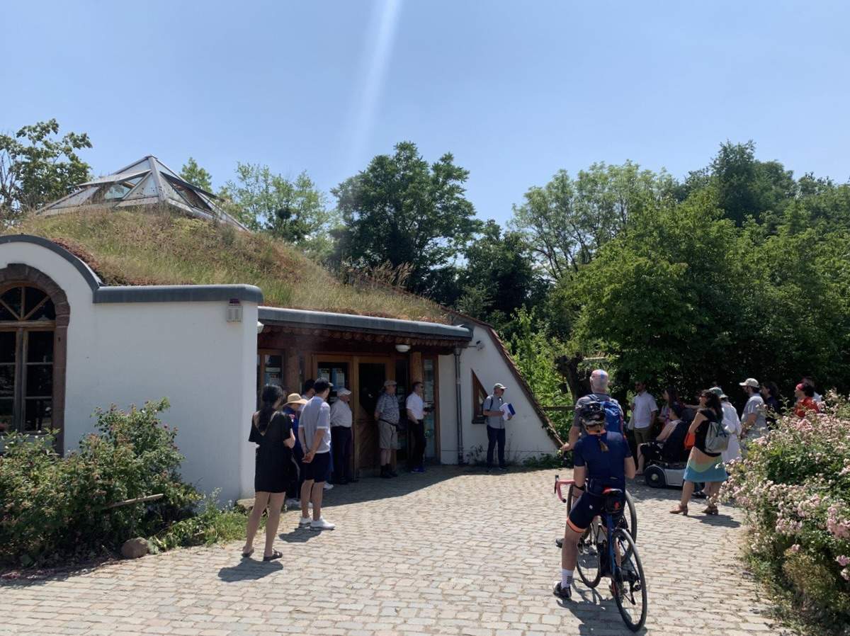 Vor der Ökostation, die als Teil der Landesgartenschau 1986 im Seepark erbaut wurde.
Foto: © Biennale für Freiburg 2