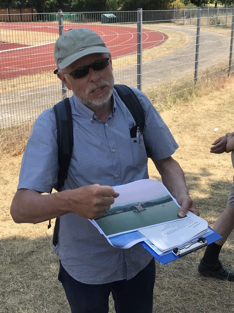 Werner Hertleif gibt einen Einblick in die Geschichte des Seeparks.
Foto: © Biennale für Freiburg 2