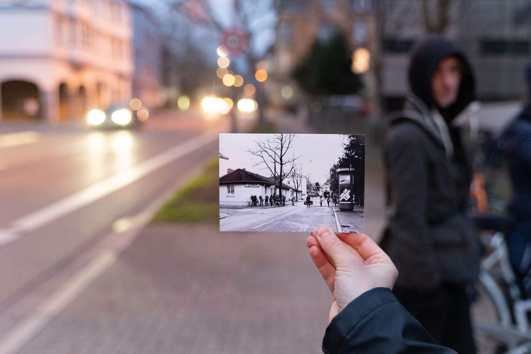 Auf der Talstraße mit Blick auf den ehemaligen Schwarzwaldhof.
Foto: Sévérine Kpoti, © Biennale für Freiburg 2