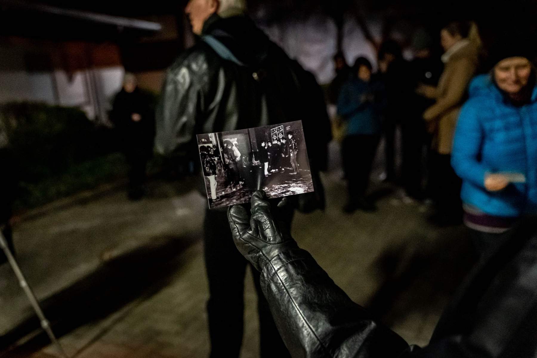 Vor dem ehemaligen Autonomen Zentrum im Grün.
Foto: Sévérine Kpoti, © Biennale für Freiburg 2