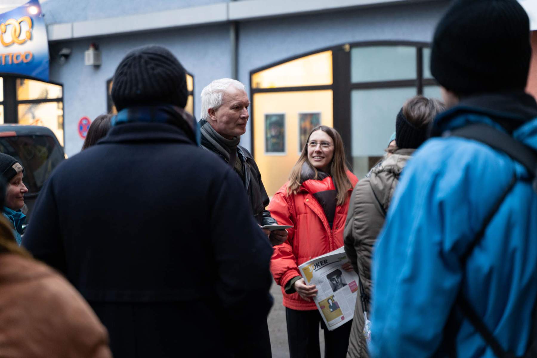 Michael Koltan (Archiv Soziale Bewegungen) und Paula Kommoss (Künstlerische Leiterin der Biennale für Freiburg 2) begrüßen die Teilnehmer*innen.
Foto: Sévérine Kpoti, © Biennale für Freiburg 2