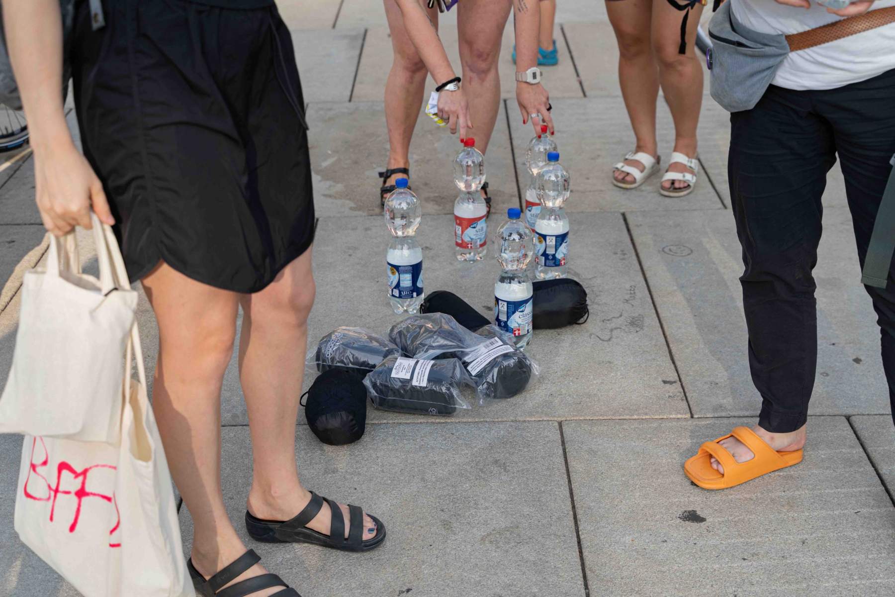 Wasser und Schlafsäcke zum Einpacken in die Rucksäcke.
Foto: Sévérine Kpoti, © Biennale für Freiburg 2