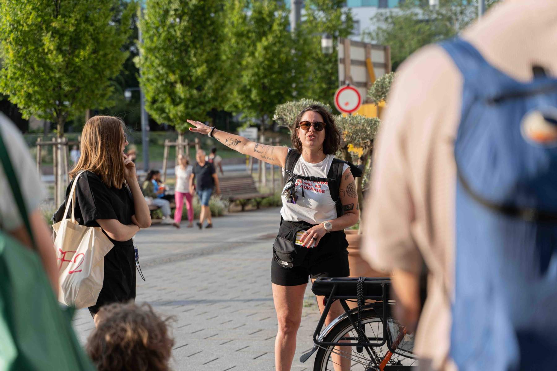 Paula Kommoss (Künstlerische Leiterin, Biennale für Freiburg 2) und Dorothee Annette Kreuzer begrüßen die Teilnehmer*innen.
Foto: Sévérine Kpoti, © Biennale für Freiburg 2