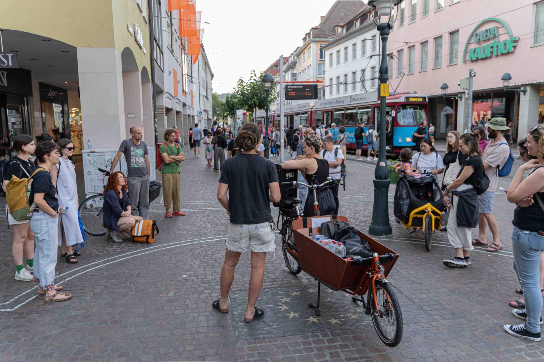 Am Bertoldsbrunnen. 
Foto: Sévérine Kpoti, © Biennale für Freiburg 2