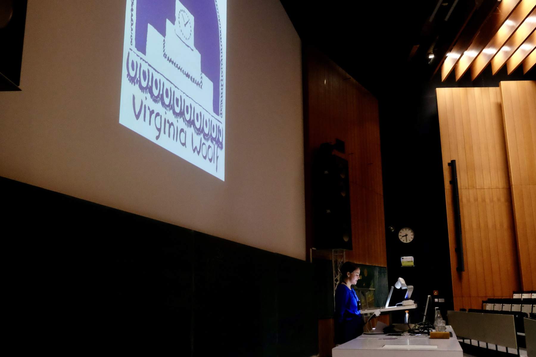 Dr. Eva Kuhn bei ihrem Impulsvortrag im Hörsaal der Biologie.
Foto: aka-Filmclub © Biennale für Freiburg 2