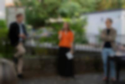 Begrüßung durch Paula Kommoss (Künstlerische Leiterin, Biennale für Freiburg 2), Ernst Ludwig Ganter (1. Vorsitzender, Kunstverein Freiburg) und Heinrich Dietz (Direktor, Kunstverein Freiburg).
Foto: Sévérine Kpoti, © Biennale für Freiburg 2