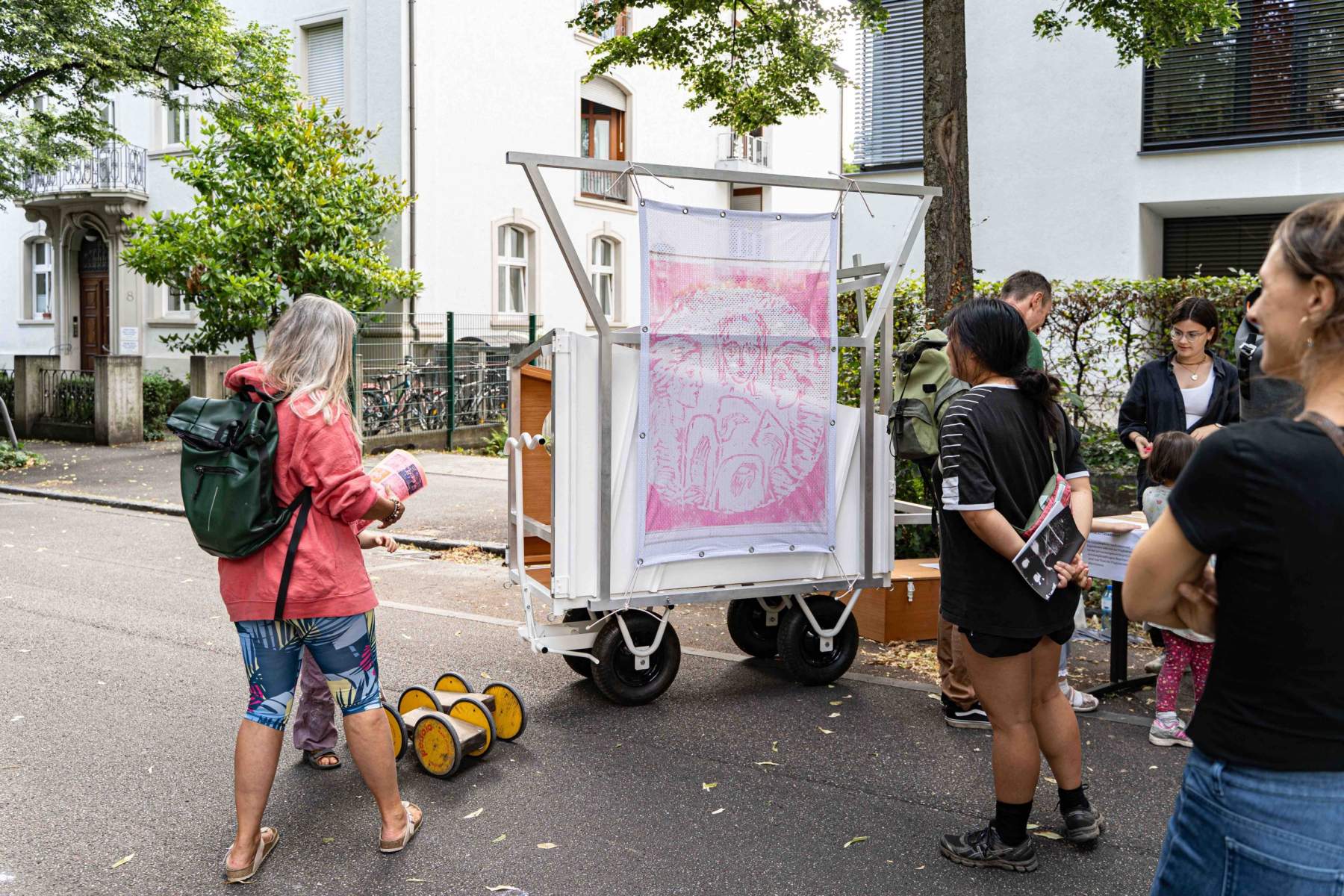 Die FLUGBLATTWERKSTATT von Maximiliane Baumgartner mit dem Aktionswagen VIELE VAMPIRE SIND VÖGEL (2019/2023).
Foto: Sévérine Kpoti, © Biennale für Freiburg 2