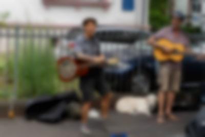 Musik von Freiburger Straßenmusiker*innen.
Foto: Sévérine Kpoti, © Biennale für Freiburg 2