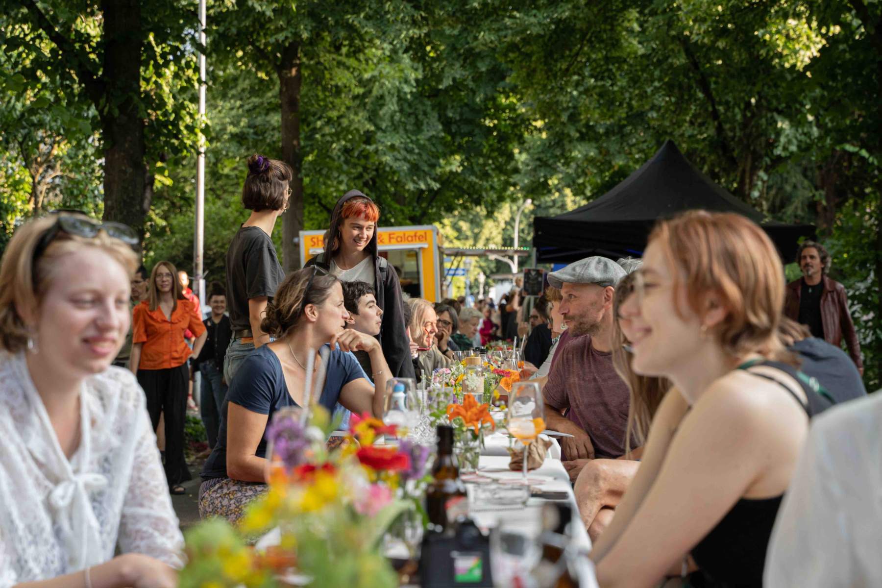 Das Straßenfest in der Marienstraße von der Biennale für Freiburg 2 und dem Kunstverein Freiburg.
Foto: Sévérine Kpoti, © Biennale für Freiburg 2