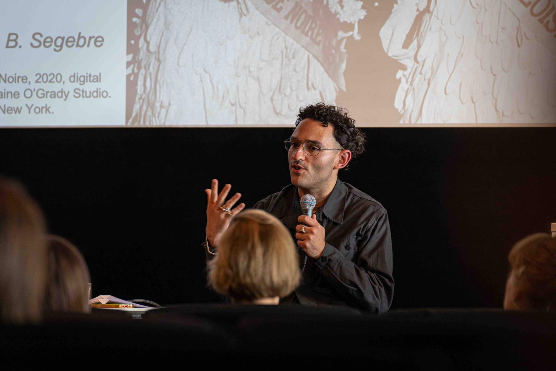 Dr. des. José B. Segebre spricht über Widerstand und Unterbrechung im öffentlichen Raum.
Foto: Sévérine Kpoti, © Biennale für Freiburg 2