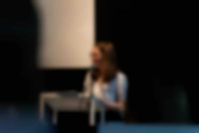 Paula Kommoss gibt eine Einführung.
Foto: Sévérine Kpoti, © Biennale für Freiburg 2