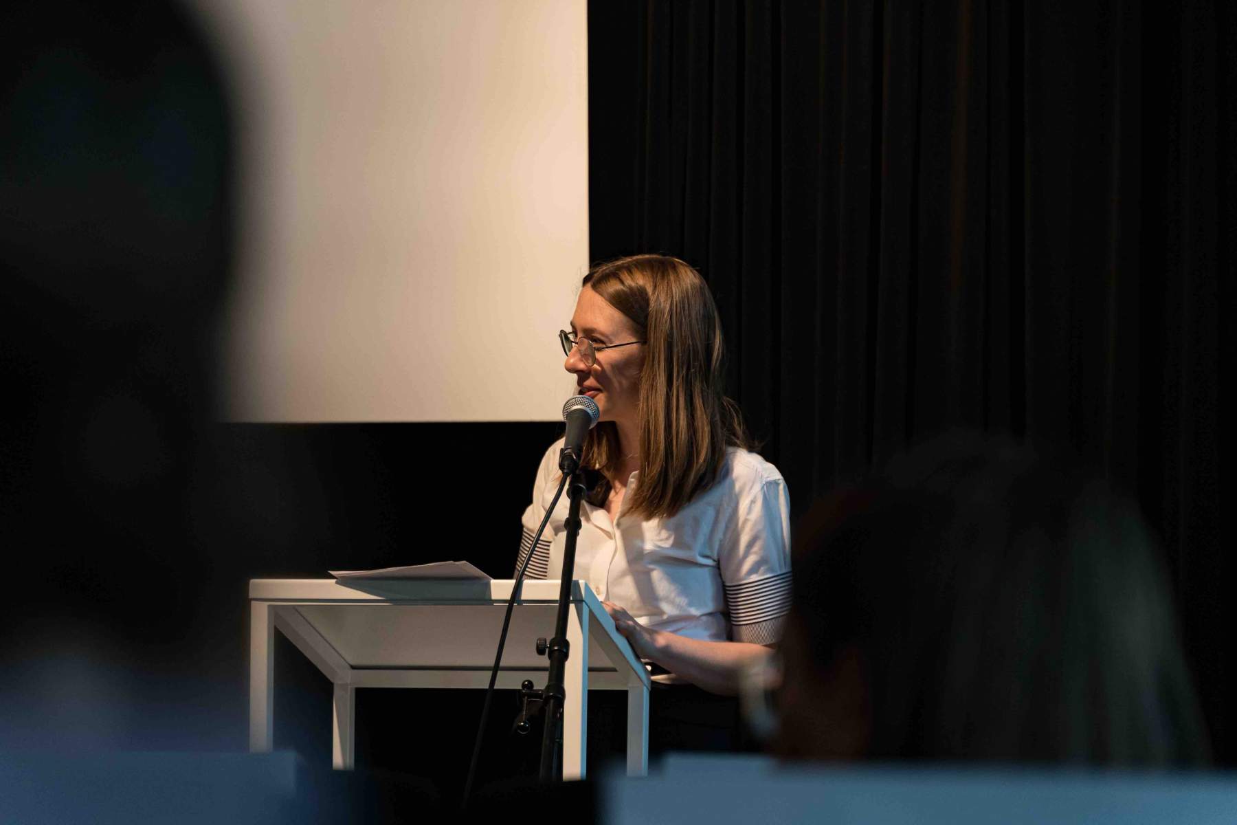 Paula Kommoss gibt eine Einführung.
Foto: Sévérine Kpoti, © Biennale für Freiburg 2