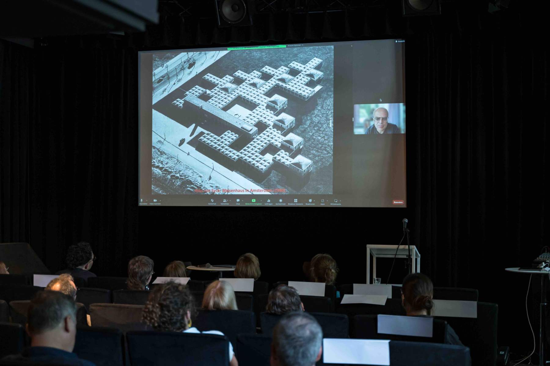 Prof. Dr. Stephan Trüby: Kurze Architekturgeschichte der modernen Straße.
Foto: Sévérine Kpoti, © Biennale für Freiburg 2