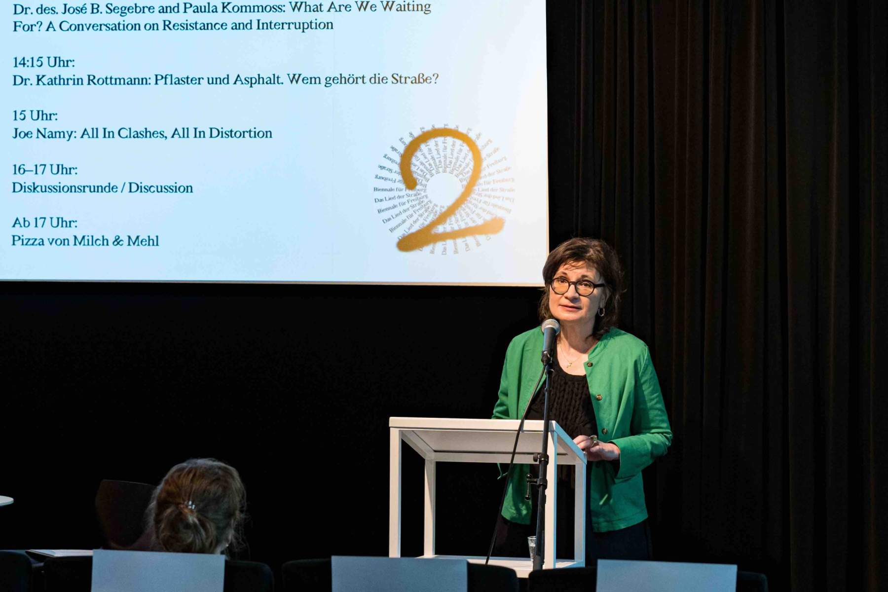 Neriman Bayram (Künstlerische Leiterin, Kommunales Kino) begrüßt die Teilnehmer*innen.
Foto: Sévérine Kpoti, © Biennale für Freiburg 2