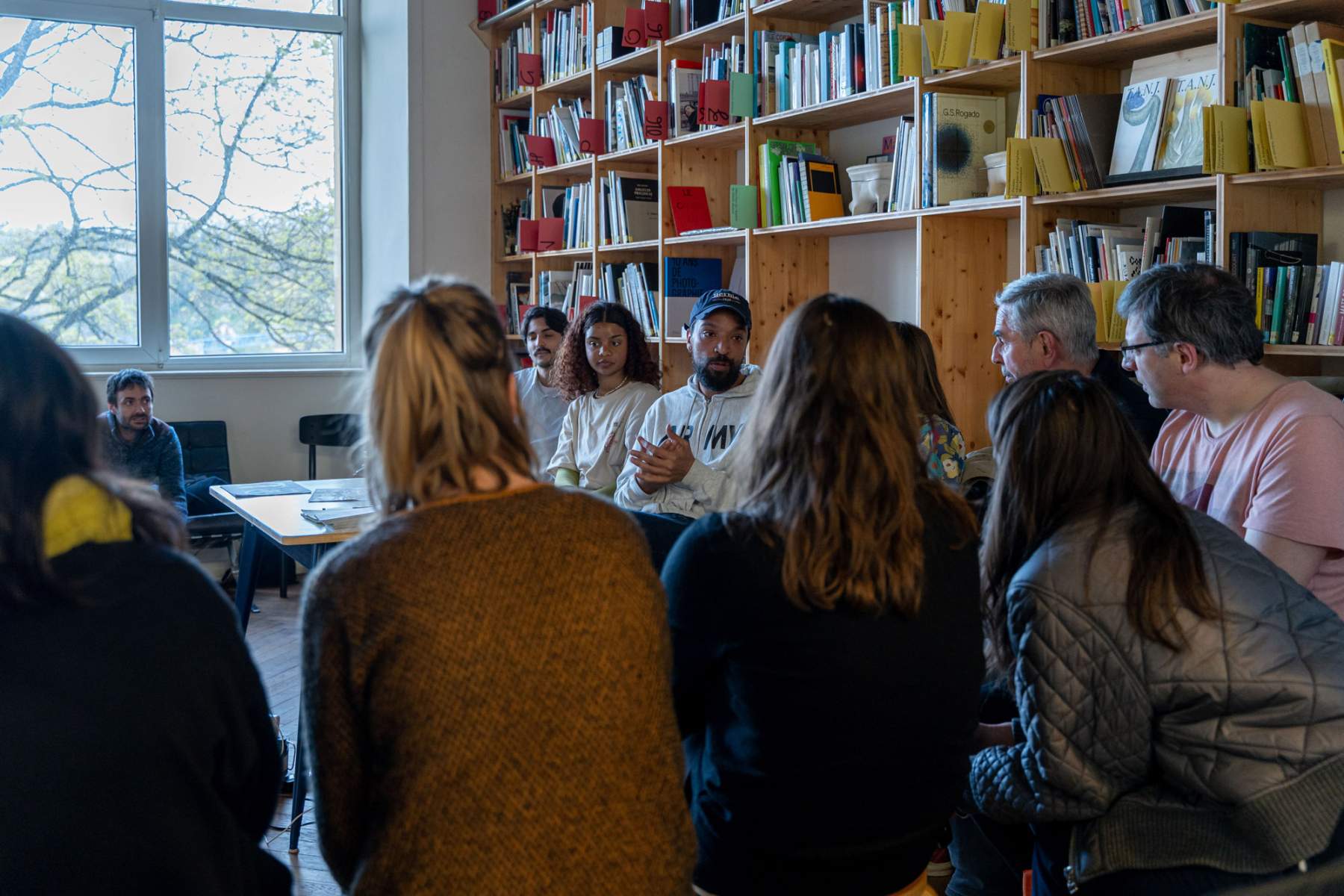 Künstler James Gregory Atkinson beginnt den Workshop.
Foto: Sévérine Kpoti, © Biennale für Freiburg 2