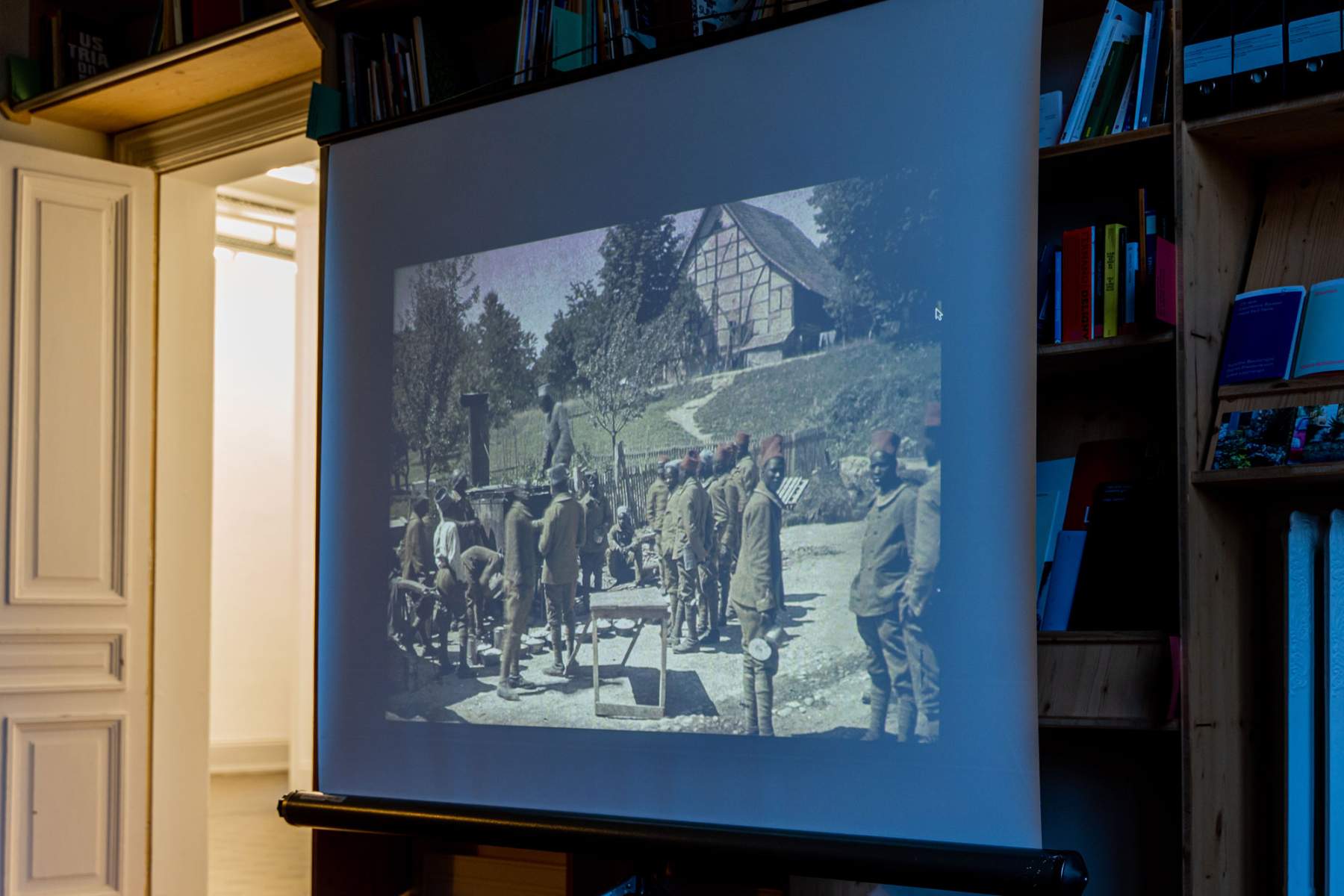Französische Kolonialtruppen die während des Ersten Weltkrieges in Staint-Ulrich (FR) im Einsatz waren.
Foto: Sévérine Kpoti, © Biennale für Freiburg 2
