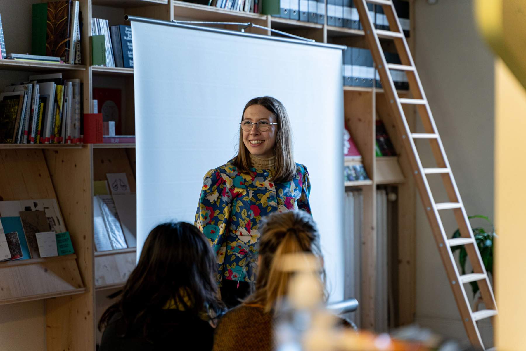 Paula Kommoss (Künstlerische Leiterin der Biennale für Freiburg 2) begrüßt die Teilnehmer*innen.
Foto: Sévérine Kpoti, © Biennale für Freiburg 2