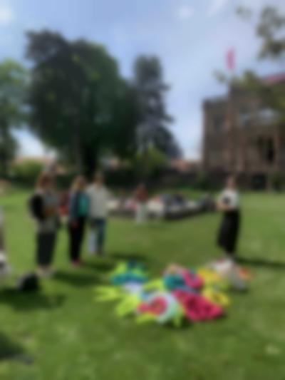 Im Colombipark gaben somebody*ies (Anna Byskov, Christina Krys Huber, Hannah Kindler, Stella Meris und Nika Timashkova) einen Einblick in ihre künstlerische Praxis.
Foto: © Biennale für Freiburg 2