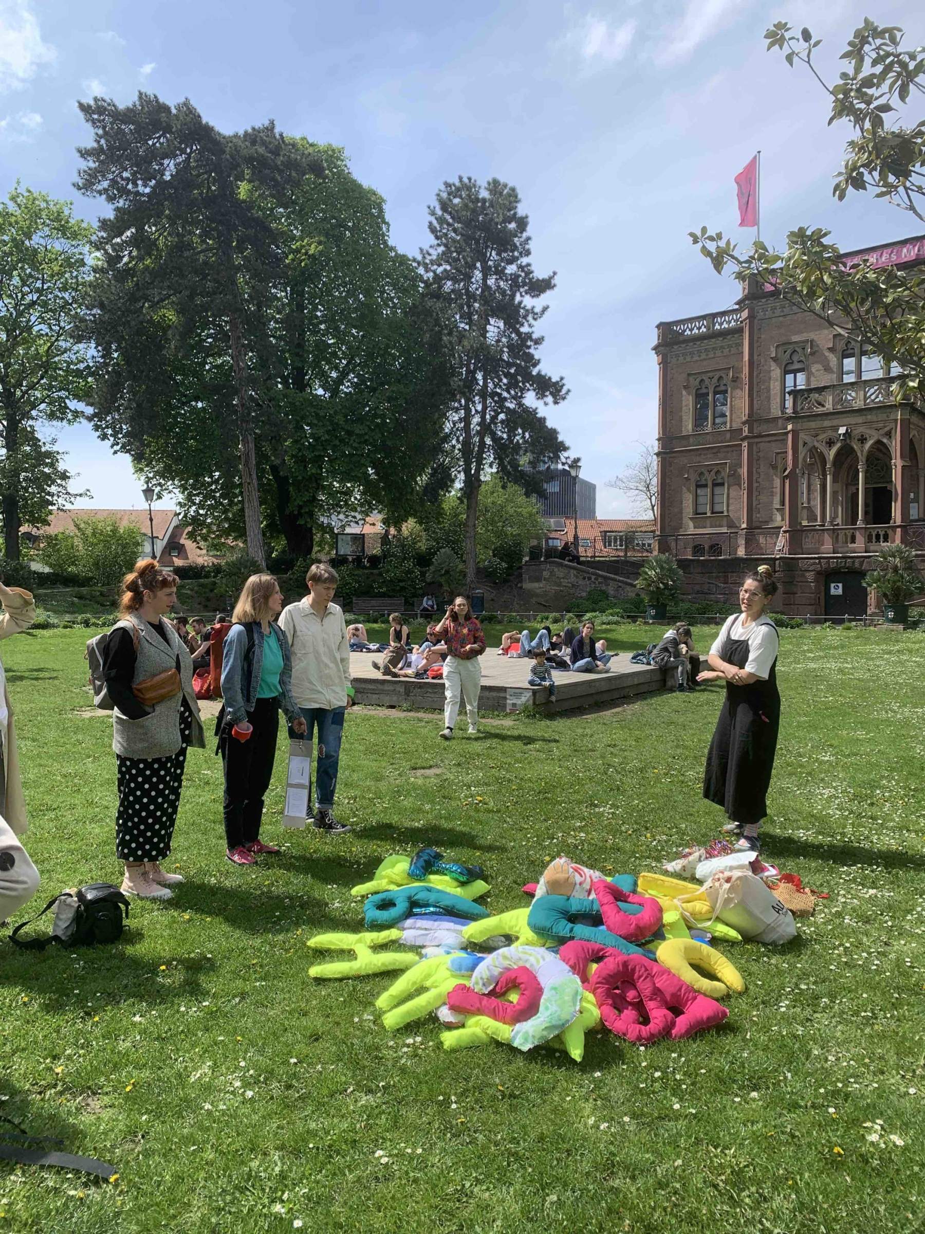 Im Colombipark gaben somebody*ies (Anna Byskov, Christina Krys Huber, Hannah Kindler, Stella Meris und Nika Timashkova) einen Einblick in ihre künstlerische Praxis.
Foto: © Biennale für Freiburg 2