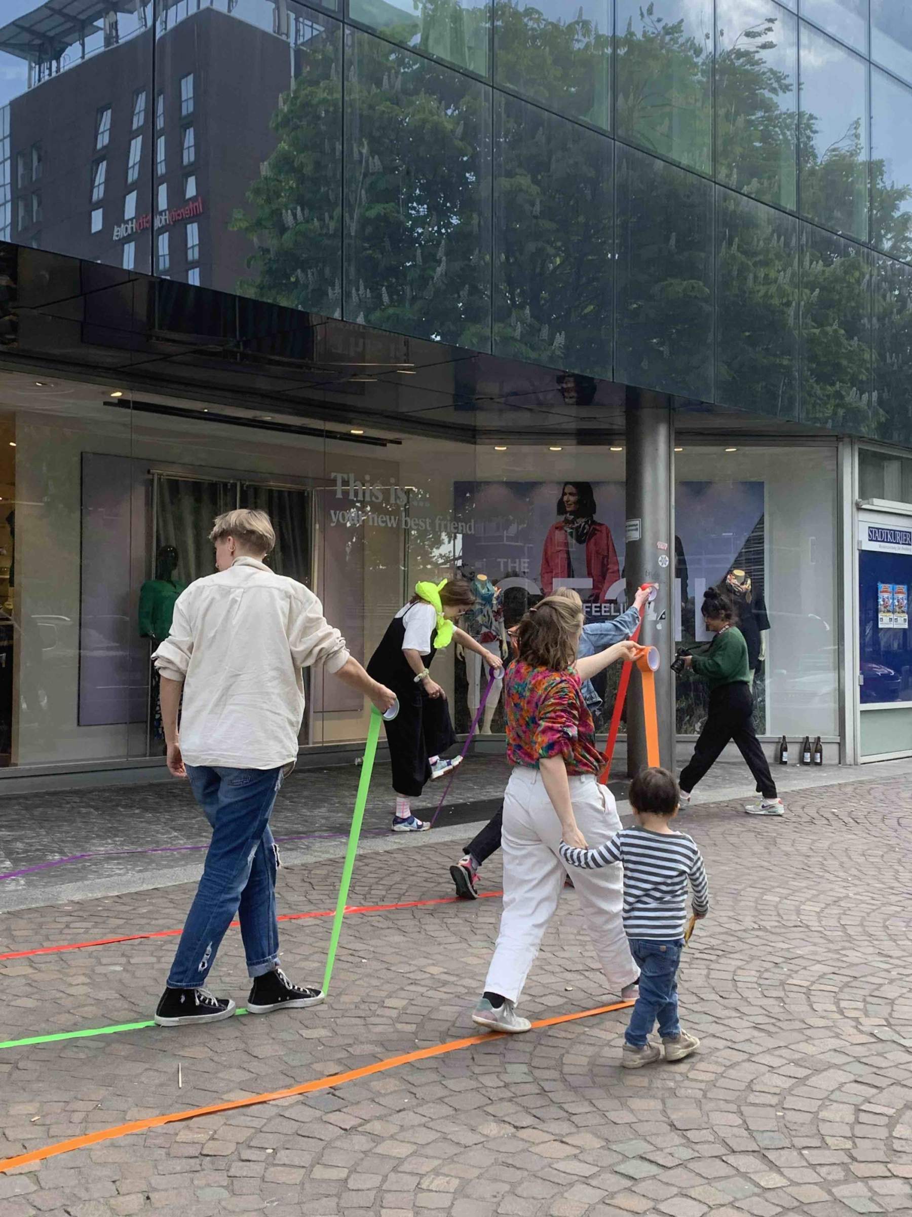 somebody*ies präsentierten in ihrem Workshop verschiedene Möglichkeiten der Interaktion mit der Straße.
Foto: © Biennale für Freiburg 2