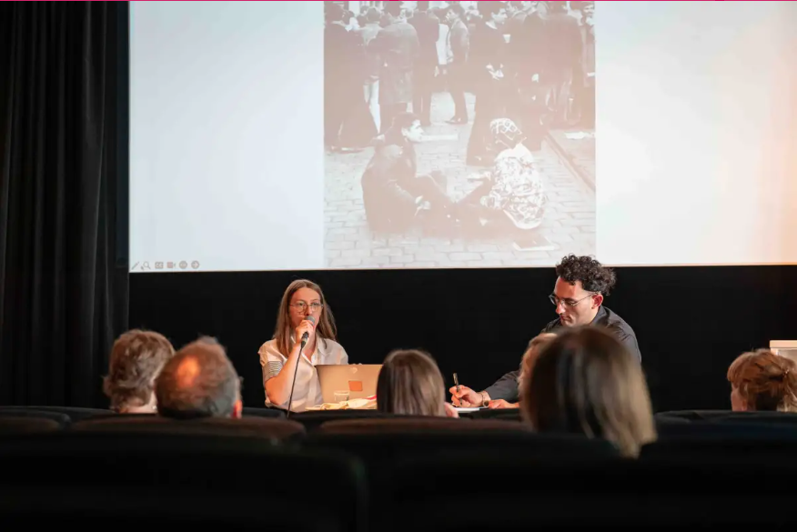 Paula Kommoss und José B. Segebre, im Hintergrund: Foto von der Aktion