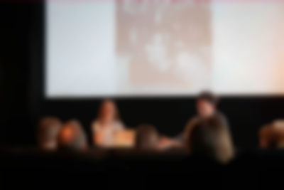 Paula Kommoss und José B. Segebre, im Hintergrund: Foto von der Aktion